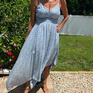 BLU PEPPER FLORAL WHITE DAISY HANDKERCHIEF DRESS /SMALL/WORN ONCE/SMOCKED TOP